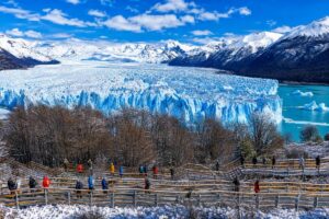 Glaciar Perito Moreno, con turistas extranjeros