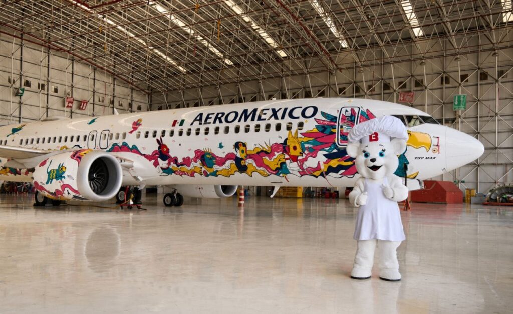 Avión de Aeroméxico, y muñeco promocional de la empresa Bimbo