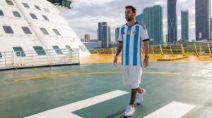 Messi en un crucero, la foto esta modificada con AI