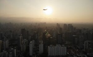Avión volando sobre San Pablo, Brasil