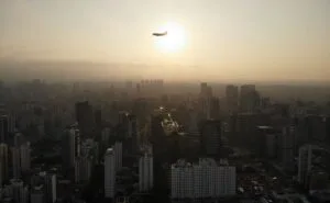 Avión volando sobre San Pablo, Brasil