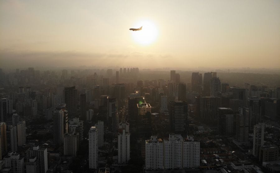 Avión volando sobre San Pablo, Brasil