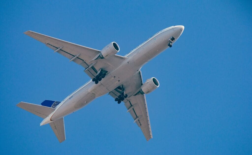 Avión volando.