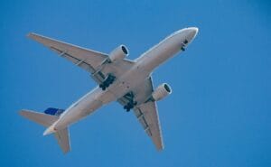 Avión volando.