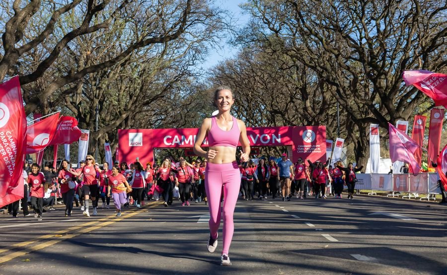 Caminata Avon, para concientizar sobre el cáncer de mama.