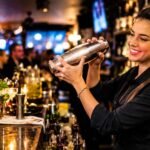 Mujer Bartender haciendo un cocktail