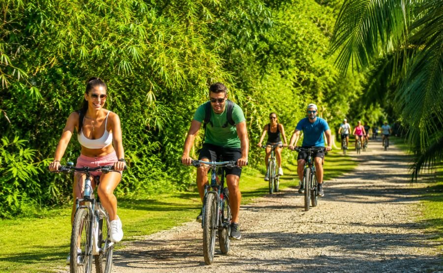 Ciclistas en una Reserva Natural cerca del Río de la Plata
