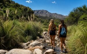 Dos turistas recorriendo Villa de Merlo en la provincia de San Luis, Argentina