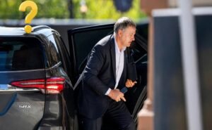Manuel Adorni sigue usando auto oficial y ya no es funcionario.