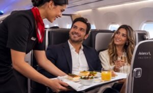Business Class de Avianca llamado Insignia, pasajeros recibiendo el servicio a bordo.