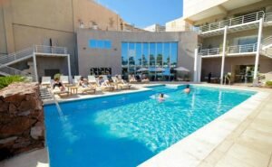 Imagen de la piscina del Hotel Tower Inn Suites en San Rafael, Mendoza