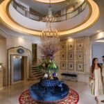 Foto de un Hotel de Lujo en Madrid, genérico con dos turistas