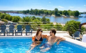 Hotel en Gualeguaychú, pareja de turistas en la piscina.