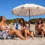 Tres turistas en Mar de Las Pampas, provincia de Buenos Aires, en la Argentina, en septiembre