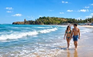 Playa de Montañita, Santa Elena, Ecuador, pareja caminando por la costa.