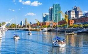 Reglas para navegar por Argentina, la foto muestra distintas embarcaciones navegando por Puerto Madero en CABA.