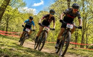 Rally Bike en Villa del Totoral, Córdoba, Argentina, tres participantes en la foto
