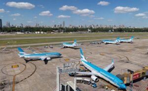 Aeroparque con algunos aviones de Aerolíneas Argentinas