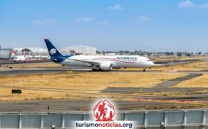 Aeropuerto Internacional de la Ciudad de México, avión de Aeroméxico en primer plano en pista