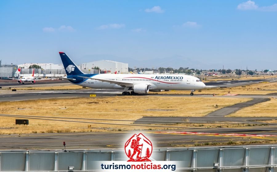 Aeropuerto Internacional de la Ciudad de México, avión de Aeroméxico en primer plano en pista