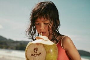 Club Med niña tomando agua de coco