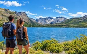 Pareja mirando el lago, en Epu Lauquen, Neuquén