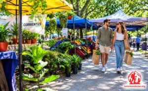 Pareja compra víveres en una Feria de Corrientes Capital