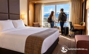Hotel genérico de Neuquén, Argentina, pareja mirando el paisaje en la habitación