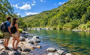 La Paisanita, provincia de Córdoba, pareja de turistas mirando el paisaje