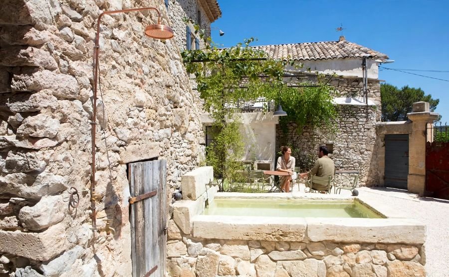 Le Plus Haut Mas en Occitania, Francia, Dos voluntarios descansan después de sus tareas de restauración, a cambio de hospedaje y comida.