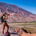 Turista sacando fotos en Maimará, provincia de Jujuy en la Argentina
