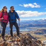 Pareja haciendo trekking en el Norte Neuquino, provincia del Neuquén