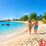 Pareja en un paseo tropical por la Playa Montego Bay en Jamaica.
