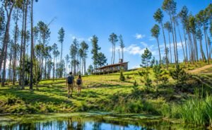 Villa Berna, Córdoba, vista de una pareja de turistas yendo a una Cabaña del lugar.